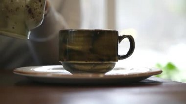 Güzel bir demlik çay bir fincan içine dökün. ağır çekim, 1920 x 1080, tam hd