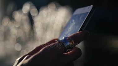 Bir mesaj bulanık bir arka plan ile telefon arama yakın çekim. HD, 1920 x 1080. ağır çekim.