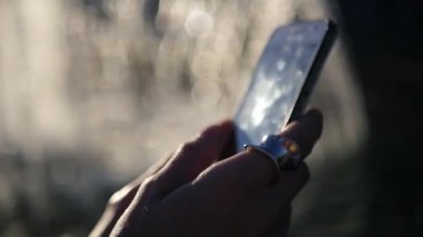 Bir mesaj bulanık bir arka plan ile telefon arama yakın çekim. HD, 1920 x 1080. ağır çekim.