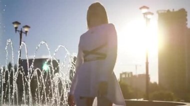 Güzel bir ince kız çeşmenin, mutluluk ve özgürlük dolu dönüyor. HD, 1920 x 1080. ağır çekim.