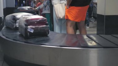 Şerit seyahat onların Bagaj için bekleyen yolcular. 4k, 3840 x 2160, Hd