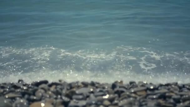 Turkosa vågorna kör till stranden, täckt med grus. HD, 1920 x 1080. slowmotion. — Stockvideo