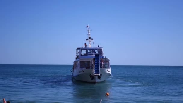 Een schip met een motor en toeristen op de blauwe zee. 4k, 3840 x 2160, Hd — Stockvideo
