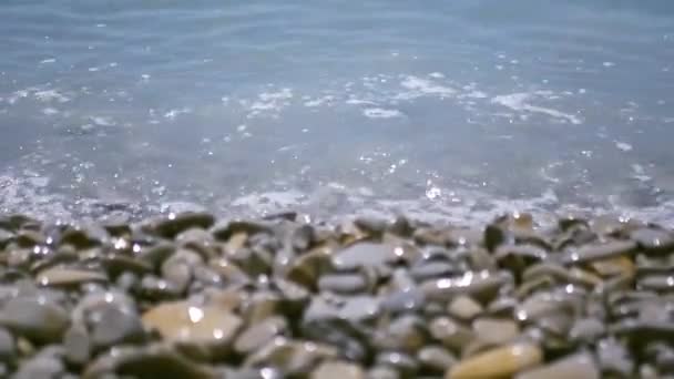 绿松石波浪跑到岸边, 覆盖着鹅卵石和破碎。4k、3840x2160、高清 — 图库视频影像