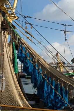 Çeşitli renklerde balık ağlarına
