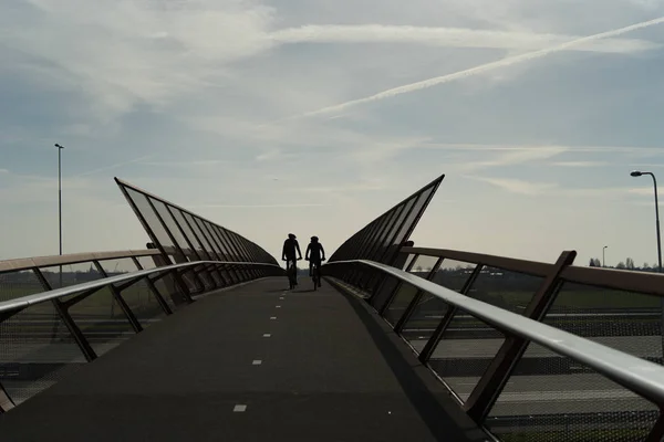 Pont à vélo avec cyclistes — Photo