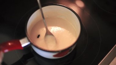 Aşçı pasta için renkli bir jöle yapar.