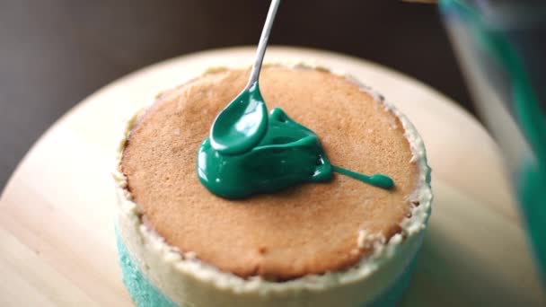 Cukrář nalévá poleva na piškotový dort — Stock video