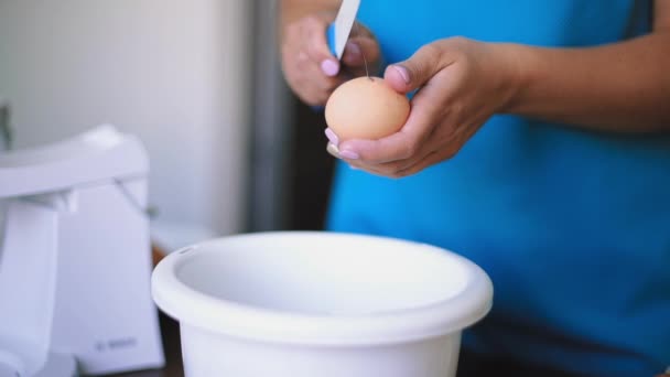 El cocinero rompe huevos para la masa — Vídeos de Stock