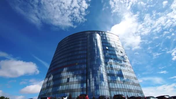 Časová prodleva: kancelářská budova dolů do města na slunečný den — Stock video