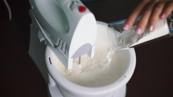 O cozinheiro chicoteia a massa pelo misturador e adiciona mais farinha — Vídeo de Stock