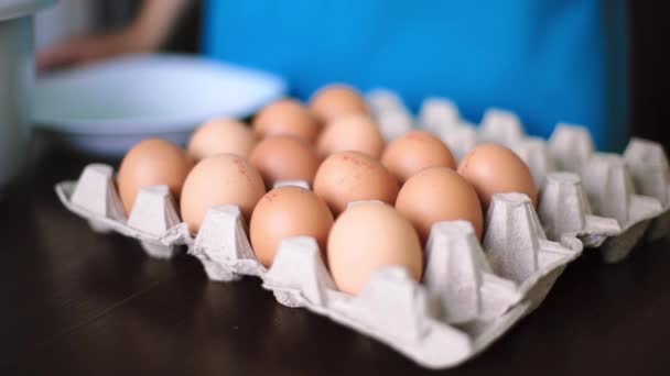Vrouw neemt eieren voor het bakken — Stockvideo