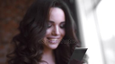 Güzel Bayan anlık fotoğraf bakar, güzel genç kadın selfie tarafından anlık fotoğraf makinesi, çekici beyaz kız kendini çekim yapar.