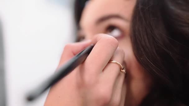 Visage maître fait maquillage des yeux, maquilleur fait eye liner, femme viennent au salon de beauté — Video