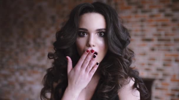 Szép kaukázusi nő kinyitja a száját, meglepetés, szép lány mosolyog — Stock videók