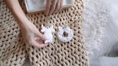 Onları, çocuklar için Noel hediyeleri paketleyecek kadın alır hediyeler Noel ağacının altında rakamlar için Noel ağacı süsleri alçı