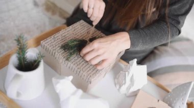 Kadın kadar hediye kutusu sarar ve bu hediyeleri Noel ve yeni yıl, kutusuyla hediyeleri, tatil hazırlıklarına kaydırma süsler