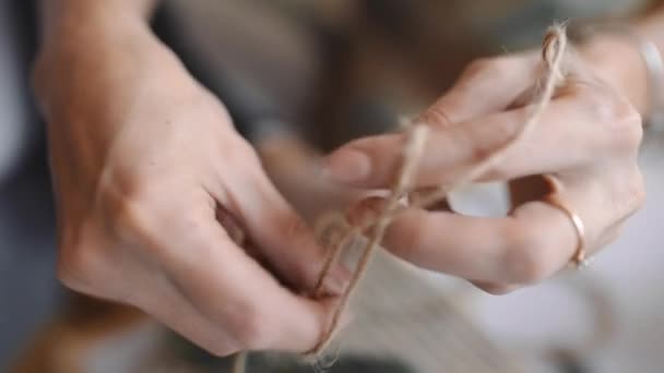 Gli amici imballano regali durante anno nuovo, regali di Natale per bambini, cifre di cerotto in scatola di Natale, souvenir e giocattoli per vacanze — Video Stock