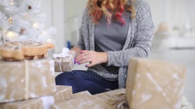 Kadın yılbaşı için hediye paketleri, yılbaşı ağacı, yılbaşı altındaki kutuları, çocuklar için Noel hediyeleri