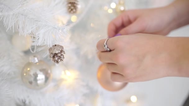 Mulher decora árvore de Natal por bolas brilhantes, preparação para o ano novo, magia de inverno — Vídeo de Stock