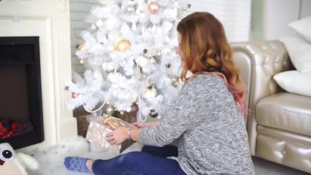 Mulher embala presentes para o ano novo, presentes de Natal para crianças, caixas sob a árvore de Natal, preparações antes do ano novo — Vídeo de Stock