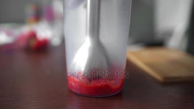 Çilek blender, taze ve sağlıklı bir kahvaltı, diyet yemek, öğütülmüş yaz vitaminler mutfak