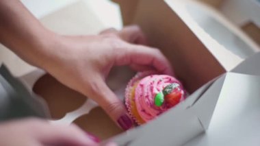 Baker yemek ve mutfak pişirme kek güzel ve lezzetli yemek, kutuya koyar