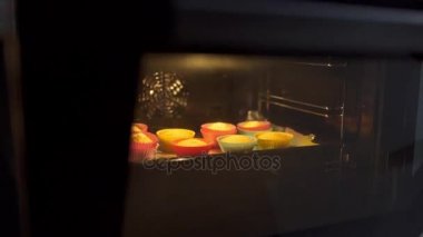 Baker cupcakes, ev hanımı bakes, mutfakta yemek yapar