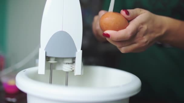 Пекарь разбивает яйца, чтобы сделать тесто, торт, приготовление пищи на кухне — стоковое видео