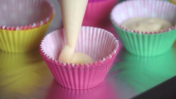 Bäcker macht Cupcakes, Hausfrau backt, Kochen in der Küche — Stockvideo