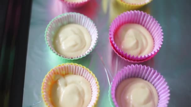 Bäcker macht Cupcakes, Hausfrau backt, Kochen in der Küche — Stockvideo