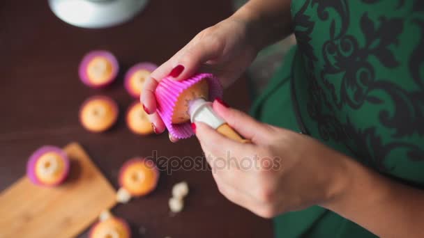 Padeiro faz cupcakes, dona de casa assa, cozinhar na cozinha — Vídeo de Stock