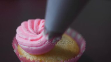 Baker krem kek, ev hanımı bakes, mutfakta yemek presler