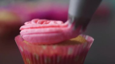 Baker krem kek, ev hanımı bakes, mutfakta yemek presler