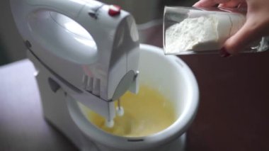 Baker un Mikser kupasına hamur yapma ekler, ev kadını mutfakta aşçılar