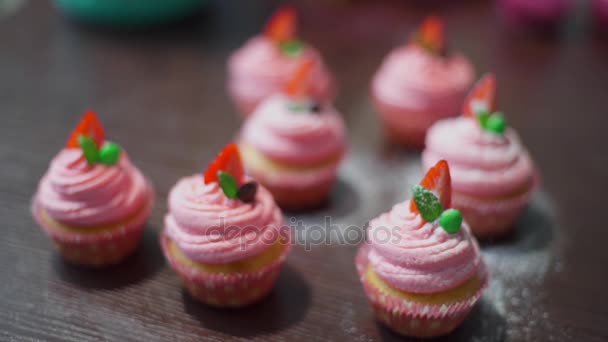 Chef decora cupcakes com o açúcar em pó, assados dona de casa, cozinhar na cozinha, deliciuos e comida bonita — Vídeo de Stock