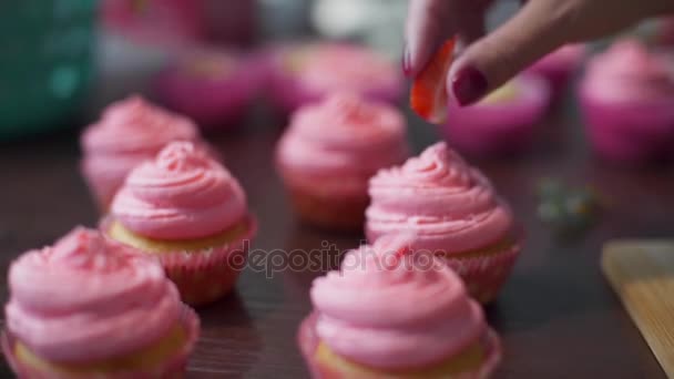 Baker decora cupcakes con bayas, pasteles de ama de casa, cocina en la cocina, deliciosos y hermosos alimentos — Vídeo de stock