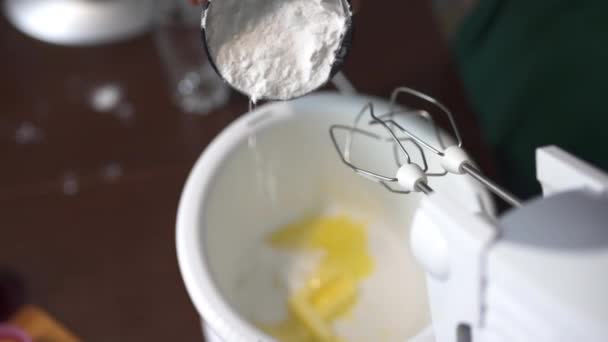 Baker adiciona farinha para o copo misturador, fazendo a massa, cozinheiros dona de casa na cozinha — Vídeo de Stock