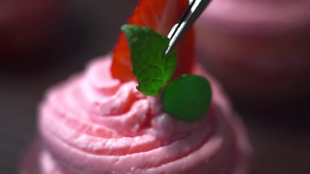 Baker zdobí košíčky, Hospodyňka peče, vaření v kuchyni, deliciuos a Kdeže loňské sněhy jsou — Stock video