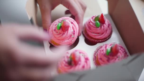 Baker sätter cupcakes i rutan, vackra och läckra mat, matlagning och bakning i köket — Stockvideo