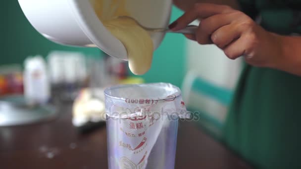 Baker fait la pâte, faire du gâteau, cuisiner dans la cuisine — Video