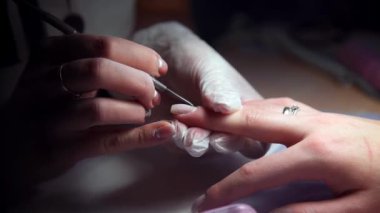 Manikürcü yapar, manikür kenar manikür Salonu, tırnak bakımı, güzellik iş kadın gelir