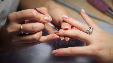 Manikür Salonu, tırnak bakımı, güzellik iş kadın geliyor, manikür ustası womans çivi şeffaf oje tarafından kapsar.