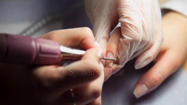Manicure faz manicure hardware, mulher vem para o salão de manicure, cuidados com as unhas, negócios em beleza — Vídeo de Stock