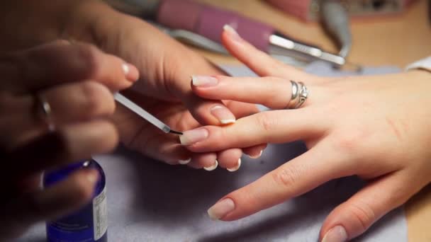 La manicura prepara las uñas femeninas para la pintura, la mujer llega al salón de manicura, el cuidado de las uñas, el negocio de la belleza — Vídeos de Stock