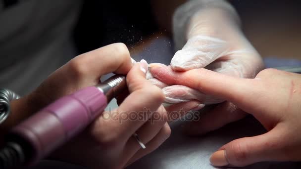 La manicura hace la manicura del hardware, la mujer viene al salón de manicura, el cuidado de uñas, el negocio en la belleza — Vídeos de Stock