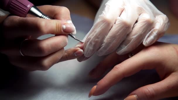 Manicure maakt hardware manicure, vrouw komt naar de salon van de manicure, nagelverzorging, business in schoonheid — Stockvideo