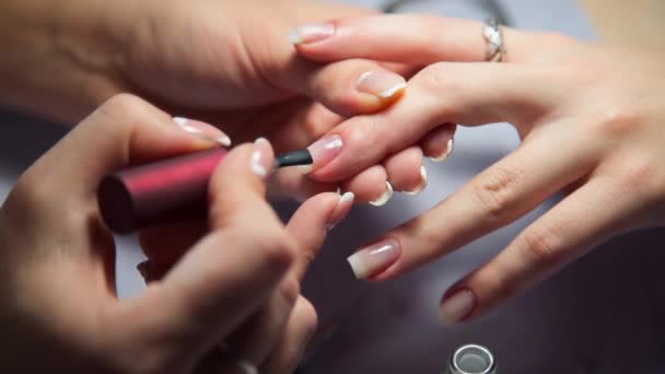 Master manicure obejmuje womans paznokcie przez przezroczysty lakier do paznokci, Kobieta przychodzi do salonu manicure, pielęgnacji paznokci, biznes w piękno — Wideo stockowe