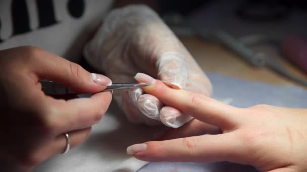 美甲师使磨边修指甲，女人来到美甲沙龙，指甲护理，在美业务 — 图库视频影像