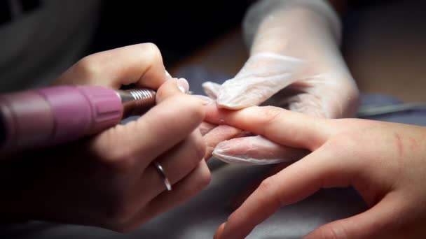 Maestro de manicura hace hardware manicura, mujer viene al salón de manicura, cuidado de uñas, negocio en belleza — Vídeos de Stock